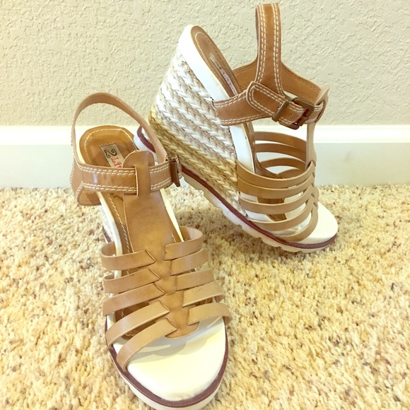 2 Lips Too Shoes - Fun Tan Leather Wedge Sandals 👡 Sz 8.5